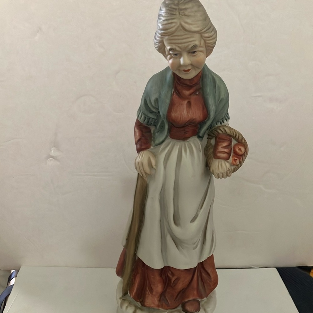 Expressive old lady figurine